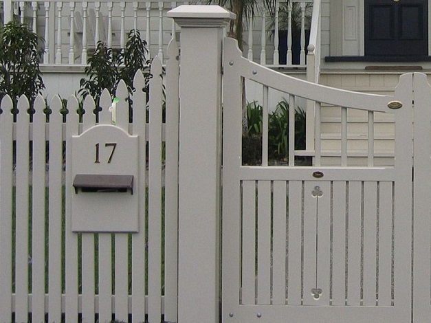 Fence-Mounted-Letterbox